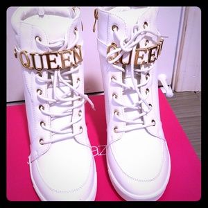 White Shoes QUEEN LOGO 7.5  Nwt
